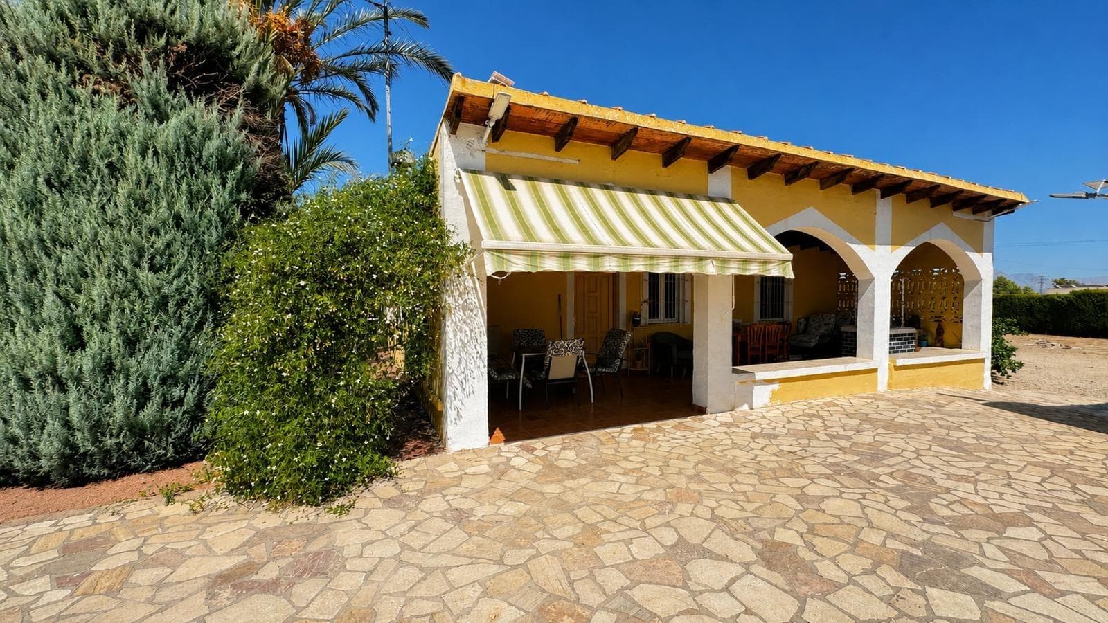 Chalet independiente en Aspe de 4 habitaciones con parcela de 3.800 m²,  barbacoa, cochera para dos vehículos y espacio para piscina– 249.000 €