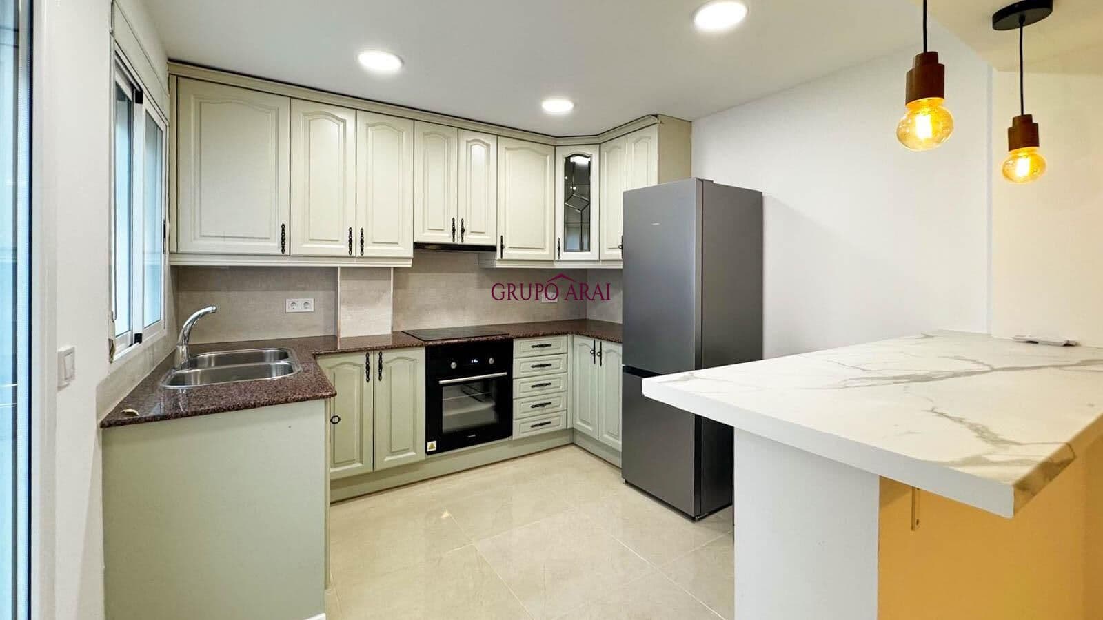 Vivienda totalmente reformada de 70m2 con dos dormitorios, patio y terraza en Avenida de Novelda