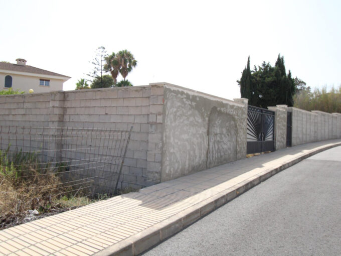 🏡 Parcela Urbana de Casi 1.000 m² con Casa a Reformar en Los Girasoles, San Vicente – ¡Oportunidad Única!