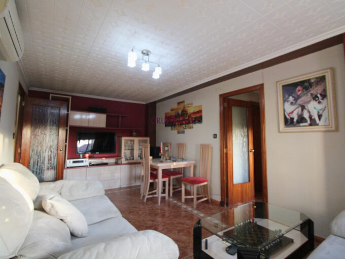 Piso luminoso amueblado con balcón y trastero, bien comunicado en Lo Morant.