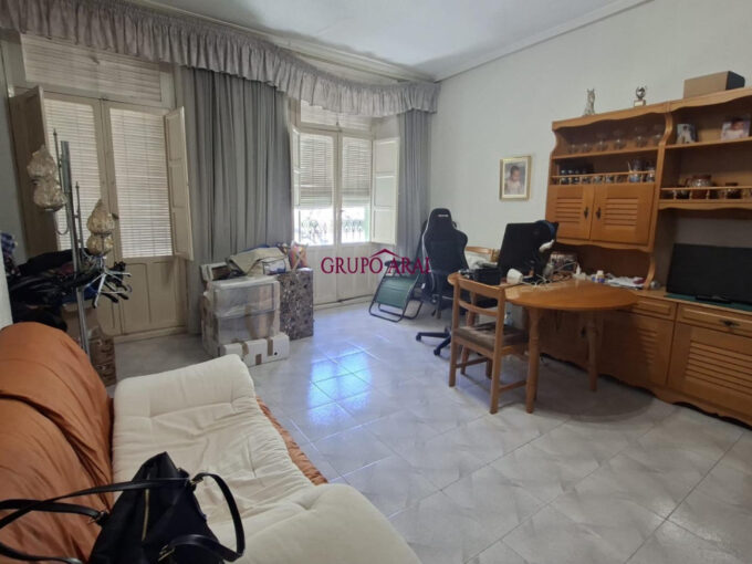 Edificio con gran potencial de inversión en Novelda: local comercial y dos viviendas independientes